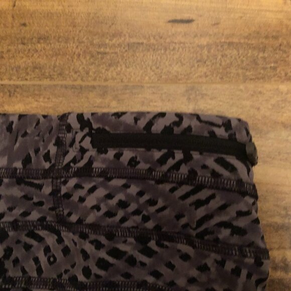 𝅺lolë Run Capris - Black Foliage - Size S - Picture 8 of 9